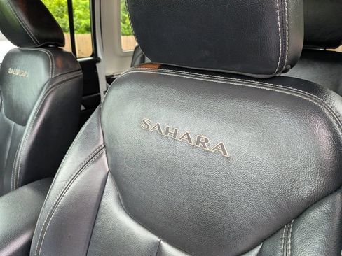 Used 2016 Jeep Wrangler Unlimited Sahara w/ Connectivity Group AWD/4WD image 17