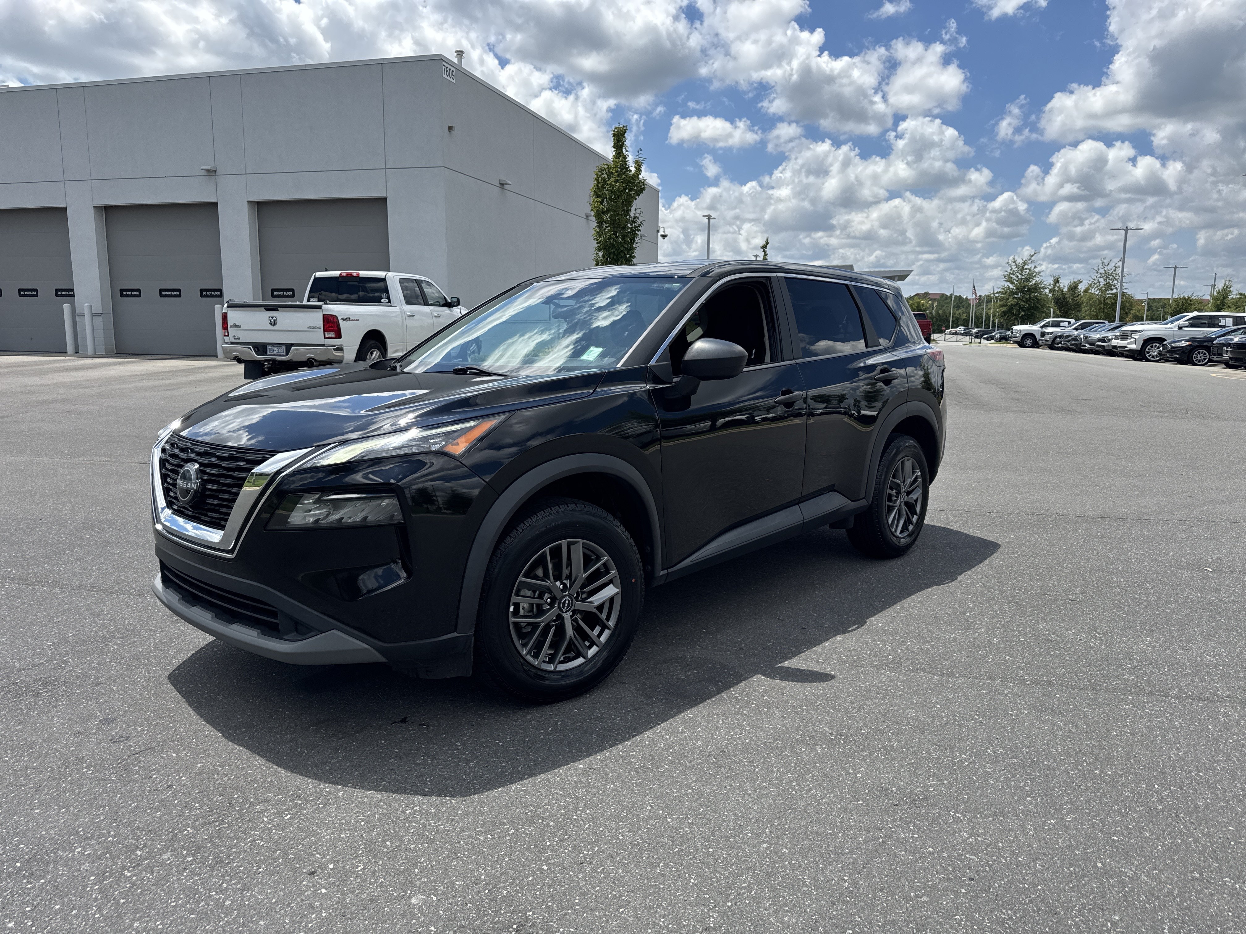 Used 2023 Nissan Rogue S AWD/4WD image 5