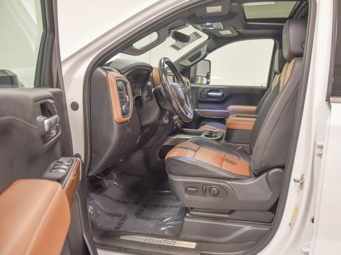 Used 2021 Chevrolet Silverado 1500 High Country w/ Technology Package image 2