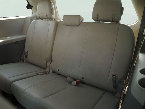 Used 2013 Toyota Sienna XLE FWD image 15