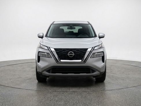 Used 2025 Nissan Rogue SV image 2