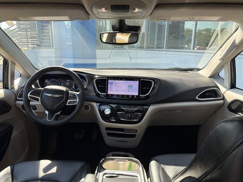 Used 2024 Chrysler Pacifica Touring-L FWD image 23
