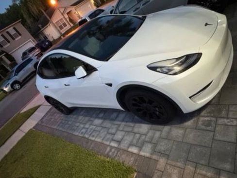 Used 2022 Tesla Model Y Long Range AWD/4WD image 2