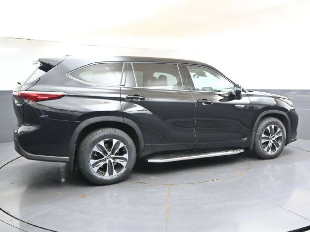Used 2021 Toyota Highlander XLE AWD/4WD image 6
