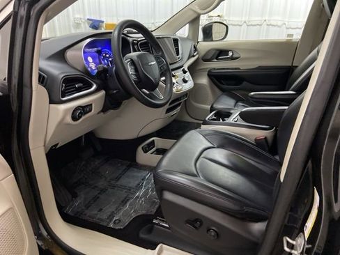 Used 2023 Chrysler Pacifica Touring-L image 34