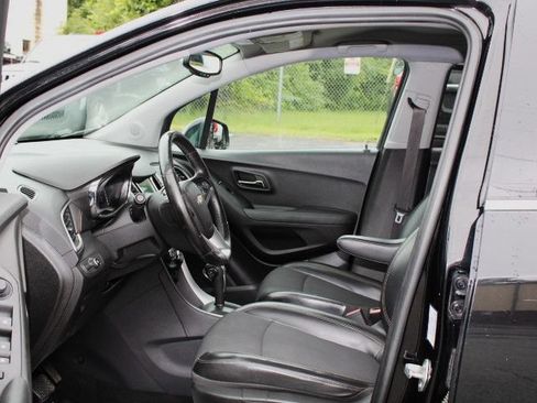 Used 2019 Chevrolet Trax LT w/ LT Convenience Package AWD/4WD image 12