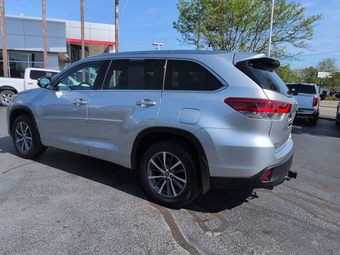 Used 2018 Toyota Highlander XLE AWD/4WD image 3