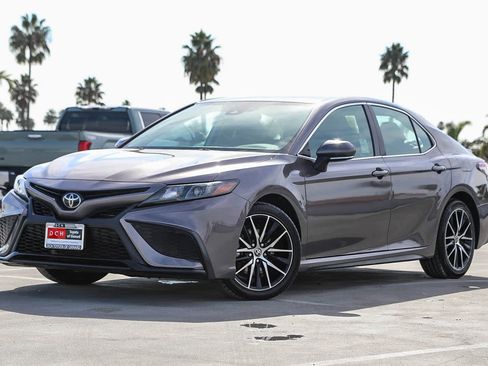 Certified 2022 Toyota Camry SE image 1