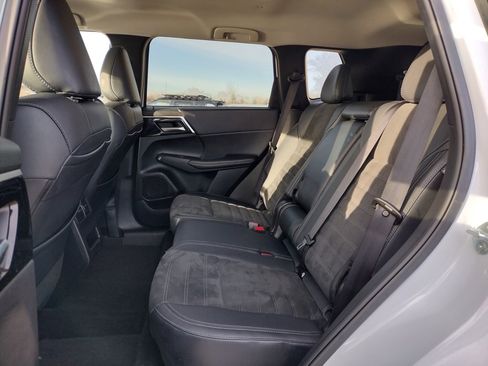 Used 2024 Mitsubishi Outlander SE image 12