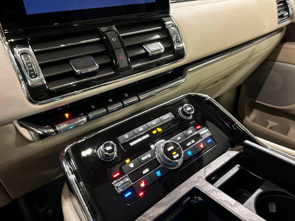 Used 2021 Lincoln Navigator Reserve w/ Luxury Package AWD/4WD image 18