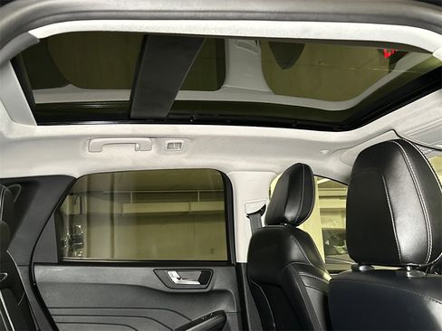 Used 2022 Ford Escape Titanium w/ Class II Trailer Tow Package image 17