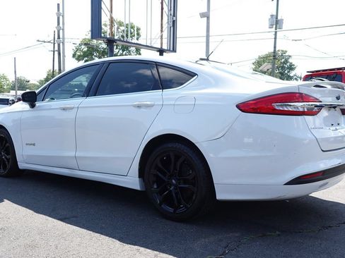 Used 2018 Ford Fusion SE w/ Equipment Group 601A FWD image 2
