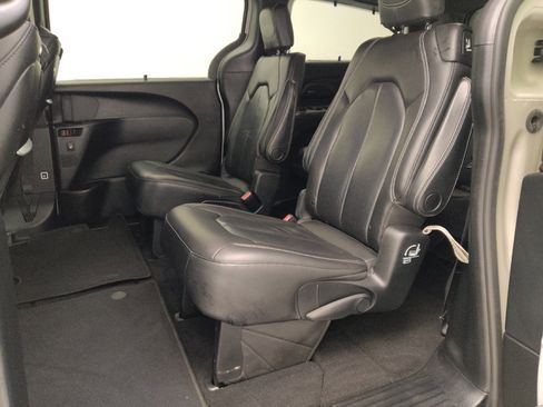 Used 2020 Chrysler Pacifica Touring-L Plus FWD image 18
