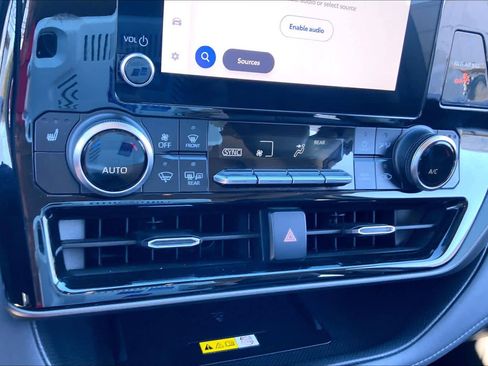 Used 2023 Toyota Highlander XLE image 32