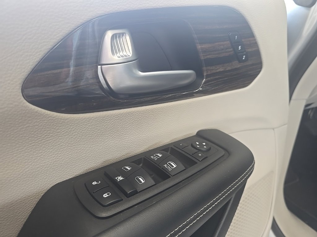 Used 2024 Chrysler Pacifica Limited FWD image 14
