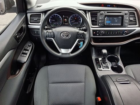 Used 2019 Toyota Highlander LE AWD/4WD image 12