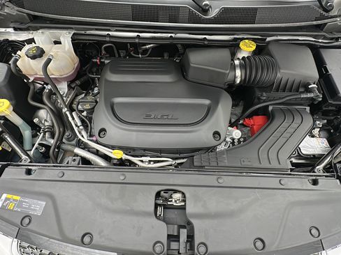 Used 2024 Chrysler Pacifica Touring-L FWD image 21