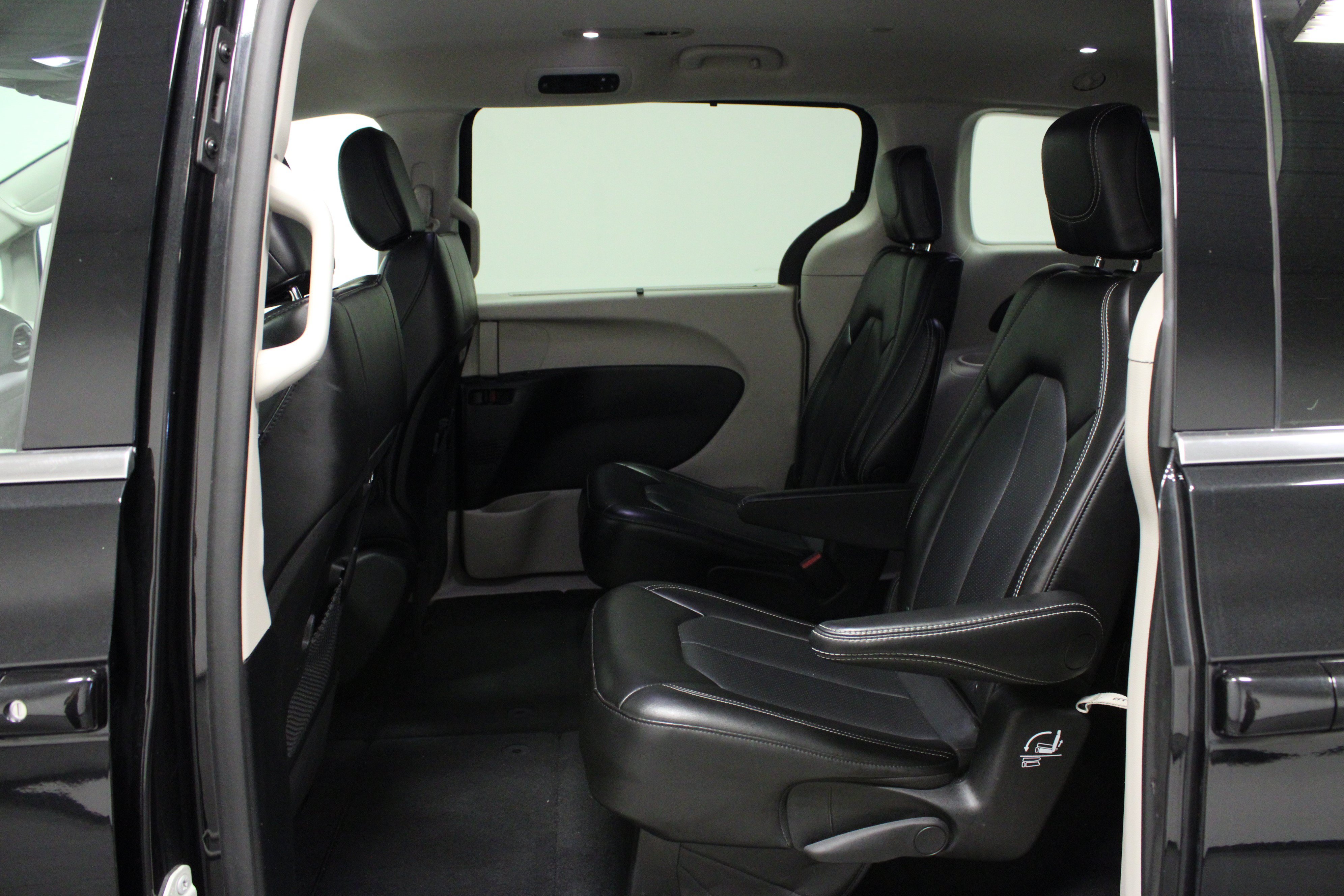 Used 2023 Chrysler Pacifica Touring-L FWD image 13