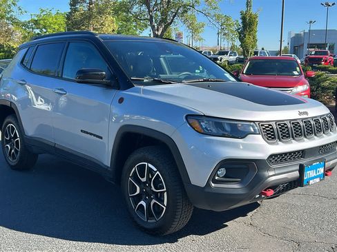 Used 2024 Jeep Compass Trailhawk AWD/4WD image 3