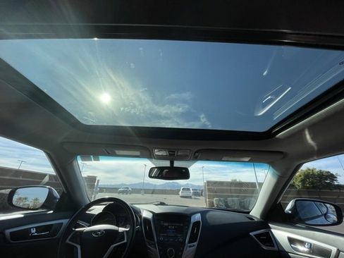 Used 2013 Hyundai Veloster w/ Style Pkg image 21