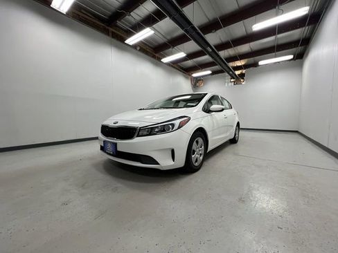 Used 2017 Kia Forte LX image 4