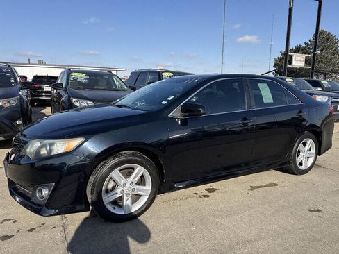 Used 2014 Toyota Camry SE image 2