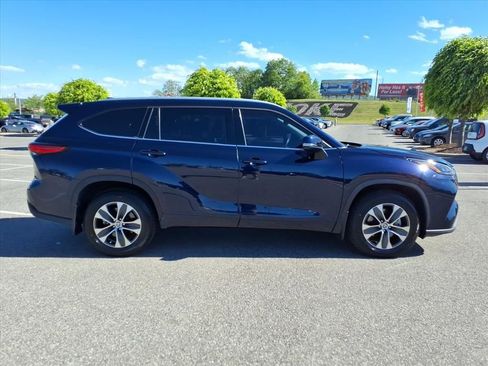 Used 2022 Toyota Highlander XLE image 3