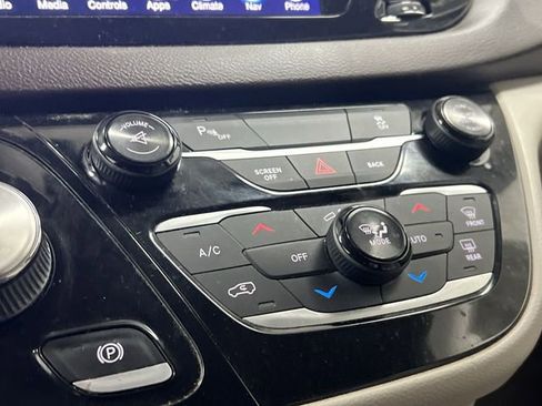 Used 2017 Chrysler Pacifica Touring-L w/ Tire & Wheel Group image 18