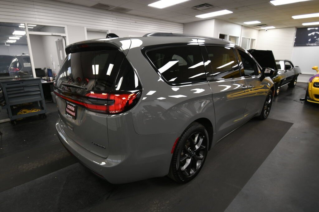 Used 2025 Chrysler Pacifica Limited FWD image 15