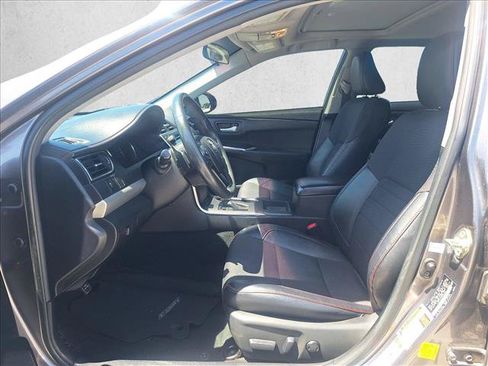 Used 2016 Toyota Camry SE w/ Moonroof Package FWD image 10