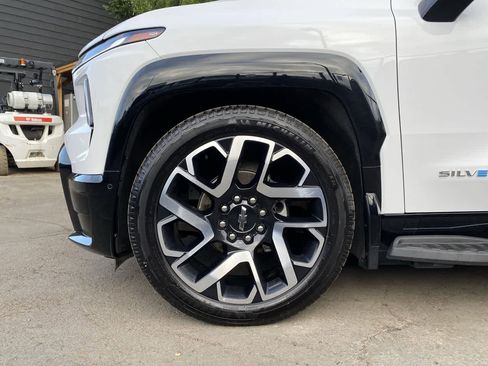 Used 2025 Chevrolet Silverado EV RST AWD/4WD image 11
