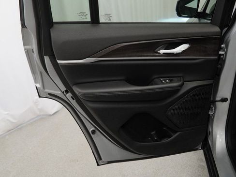 New 2026 Jeep Grand Cherokee Altitude image 29