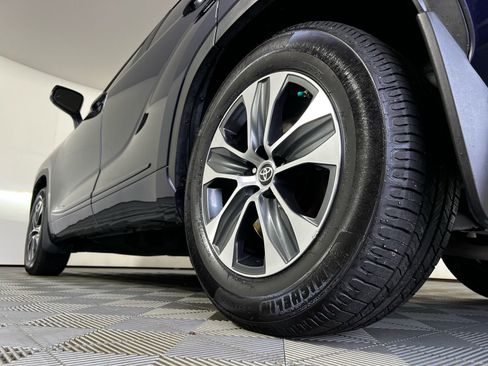 Certified 2023 Toyota Highlander XLE image 28