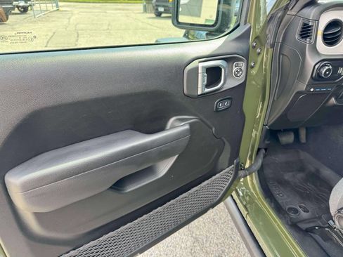 Used 2024 Jeep Wrangler Unlimited AWD/4WD image 15