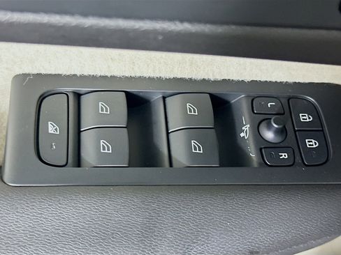 Used 2023 Volvo XC40 B5 Plus w/ Protection Package Premier image 15