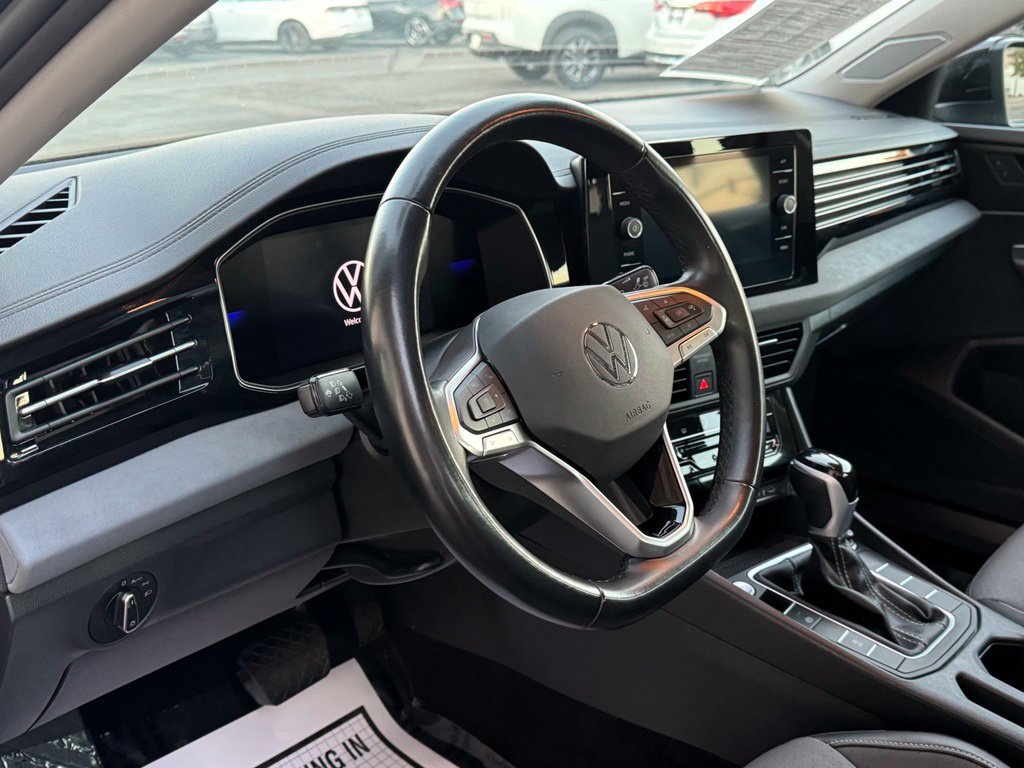 Used 2025 Volkswagen Jetta SE FWD image 11