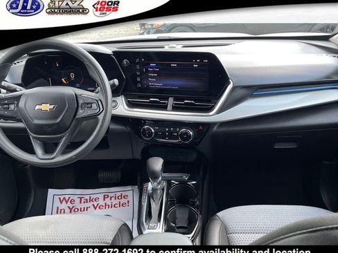 Used 2025 Chevrolet Trax LT FWD image 15