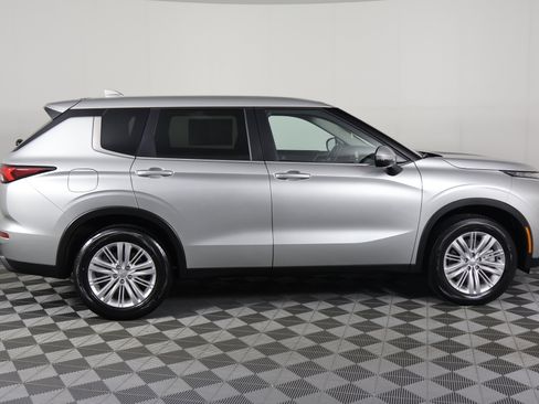 Used 2024 Mitsubishi Outlander ES image 5