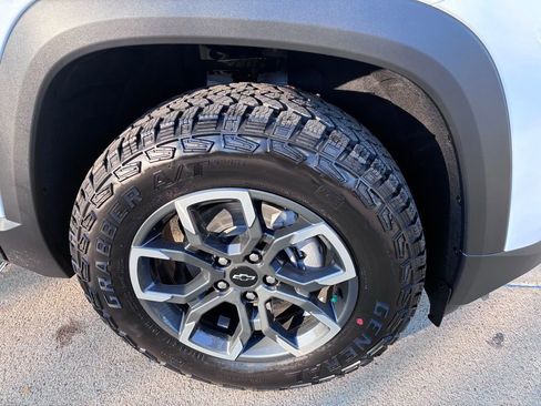 New 2026 Chevrolet Equinox ACTIV w/ Convenience Package III FWD image 3