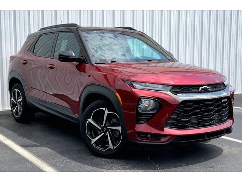Used 2022 Chevrolet TrailBlazer RS w/ Technology Package FWD image 2