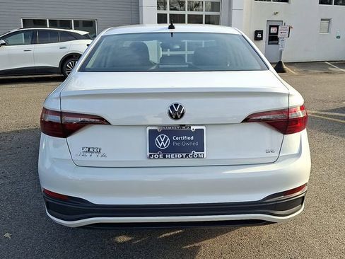 Certified 2023 Volkswagen Jetta SE w/ Panoramic Sunroof Package image 9