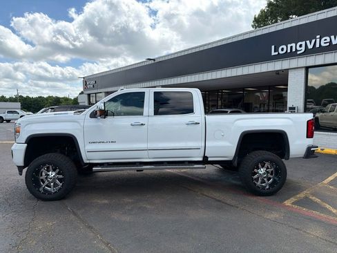 Used 2017 GMC Sierra 2500 Denali w/ Duramax Plus Package AWD/4WD image 10