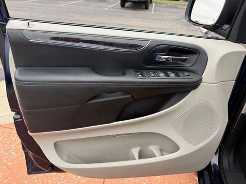 Used 2013 Chrysler Town & Country Touring FWD image 8