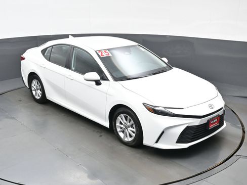 Used 2025 Toyota Camry LE FWD image 32
