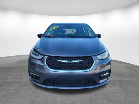 Used 2023 Chrysler Pacifica Touring-L FWD image 2