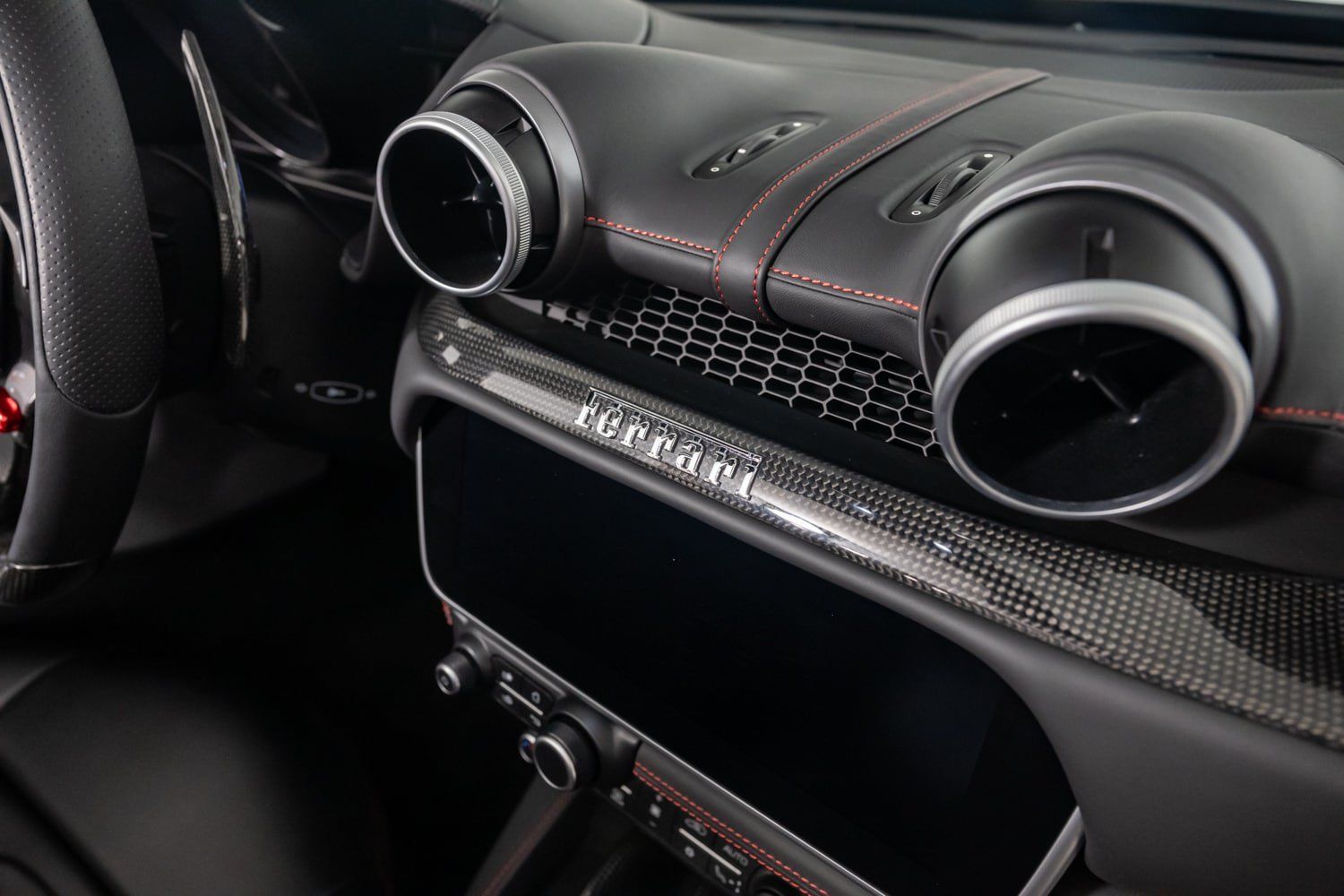 Used 2019 Ferrari Portofino RWD image 37
