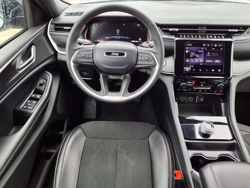 Used 2025 Jeep Grand Cherokee Altitude AWD/4WD image 3