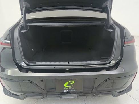 Used 2023 BMW i7 xDrive60 w/ Executive Package 2 AWD/4WD image 14