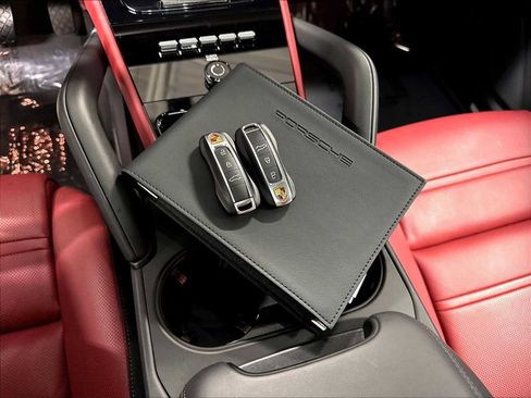 Used 2026 Porsche Cayenne AWD/4WD image 38