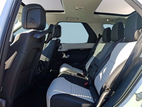 New 2026 Land Rover Discovery S image 8